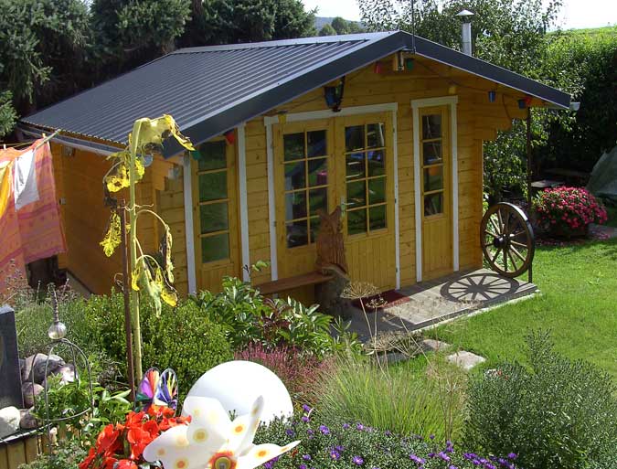 Gartenhaus mit Blechdach